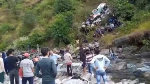 उत्तराखंड के अल्मोड़ा में भीषण सड़क हादसा, खाई में बस गिरने से 36 की मौत, कई घायल