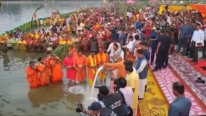 Chhath 2024 : छठ पूजा पर डूबते सूर्य को अर्घ्य देते सीएम योगी, भव्य सांस्कृतिक कार्यक्रम का हुआ आयोजन