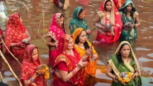 Chhath Puja 2024: आज डूबते सूर्य को दिया अर्घ्य, सुबह होगी उगते भास्कर की पूजा