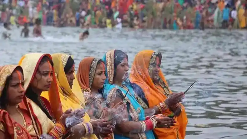 आज छठ के तीसरे दिन इस समय दिया जाएगा अर्घ्य, जानें अस्ताचलगामी सूर्य की क्यों होती है पूजा?