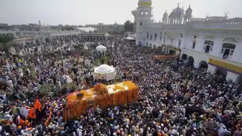 पाकिस्तान में गुरु नानक देव के प्रकाश पर्व पर चली गोलियां, श्रद्धलुओं को लूटा