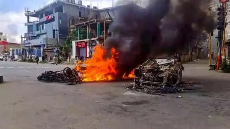 मणिपुर में फिर भड़की हिंसा, विधायकों के घर फूंके, अमित शाह महाराष्ट्र की रैलियां रद्द कर दिल्ली पहुंचे