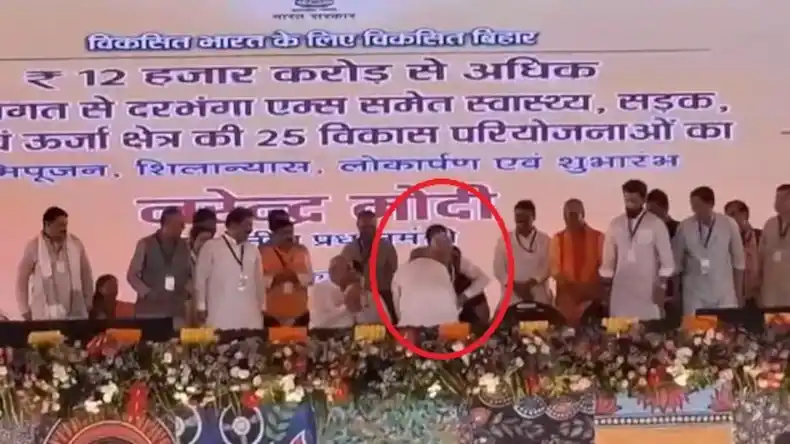 भरे मंच पर फिर से मोदी के चरणों में नीतीश! PM ने जैसे-तैसे रोका, Video वायरल