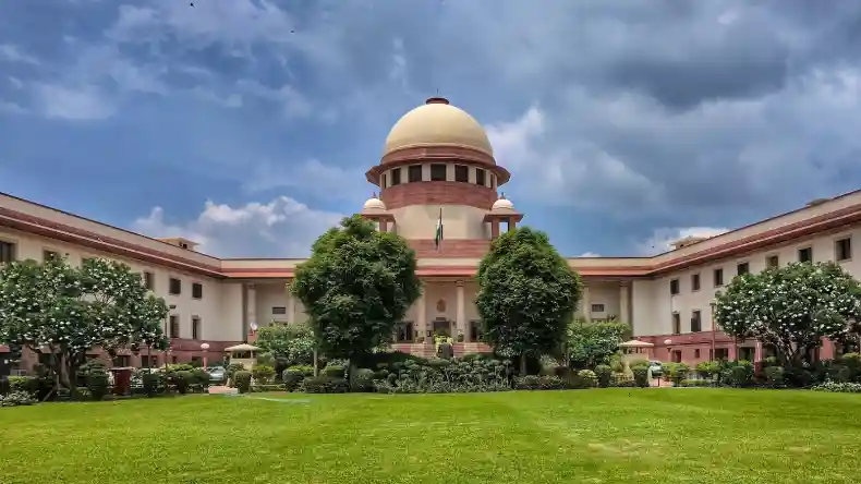 दिल्ली में पटाखों पर लगे बैन वाले नियमों की उड़ी धज्जियां, SC ने सरकार और पुलिस को लगाई फटकार