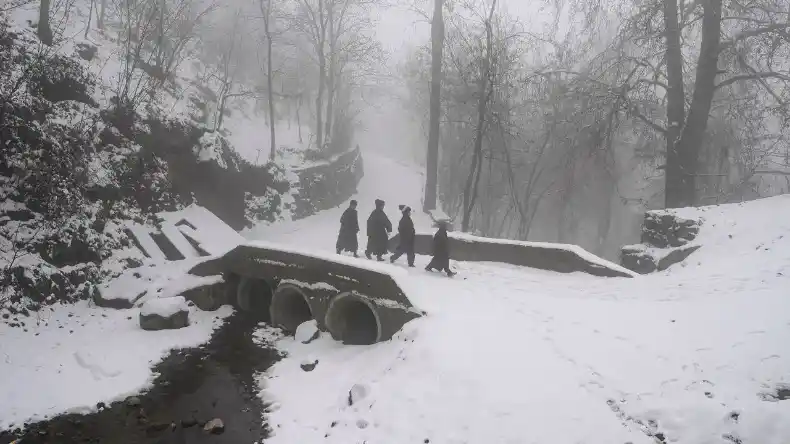 कश्मीर और लद्दाख में शीतलहर का कहर, 4 डिग्री तक पहुंचा तापमान