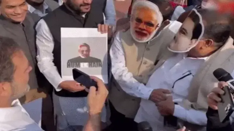 राहुल बने रिपोर्टर, मोदी-अडानी का मुखौटा लगाए सांसदो से पूछे सवाल, देखें Video