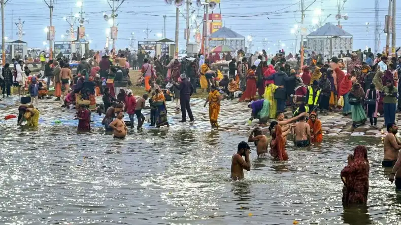 महाकुंभ 2025: पौष पूर्णिमा पर लाखों श्रद्धालुओं ने लगाई आस्था की डुबकी, हर घंटे 2 लाख लोग कर रहे स्नान